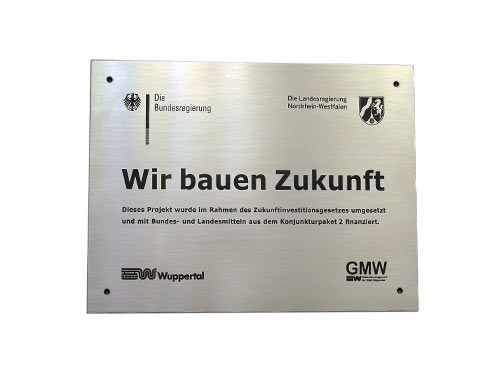 Edelstahlschild mit Laserbeschriftung für Bauobjekt, 
ca. 300x200x2,0 mm